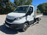 la photo d'un camion blanc garé sur un parking