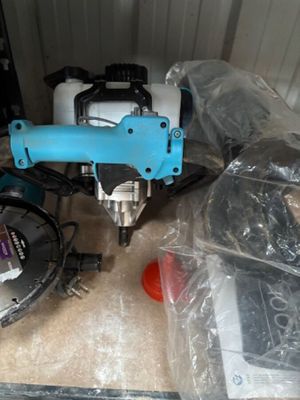 une machine bleue posée sur une table