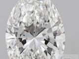 un gros plan d'un diamant taillé sur une surface en argent
