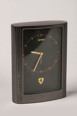FERRARI - PENDULETTE de table en métal de forme rectangulair…