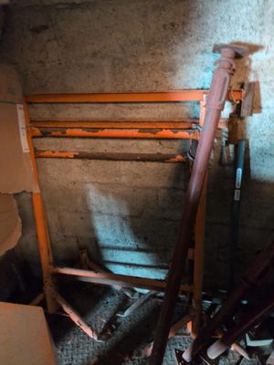 un tas de tuyaux dans une pièce aux murs en béton
