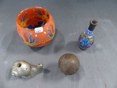 trois vases et un oiseau exposés sur une table