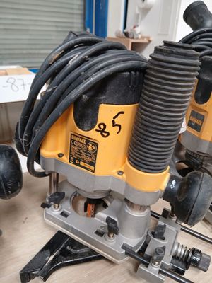 deux outils électriques posés sur une table