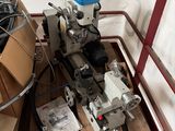 une machine posée sur une palette dans une pièce