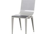 une chaise blanche avec une assise noire sur fond blanc