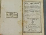 Quelqu'un tient un livre à la main, et celui-ci est ouvert.