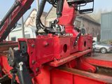 une grue rouge posée à l'arrière d'un camion