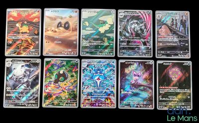 Certaines cartes Pokémon sont alignées sur une table