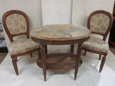trois chaises et une table avec un plateau en marbre
