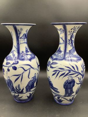 deux vases bleus et blancs posés sur une table