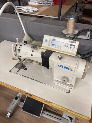 une machine à coudre posée sur une table