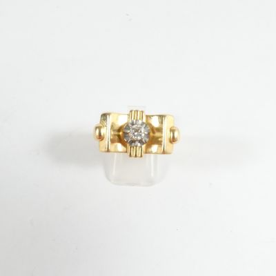 gros plan d'une bague en diamant sur une surface blanche