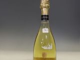 une bouteille de vin posée sur un comptoir