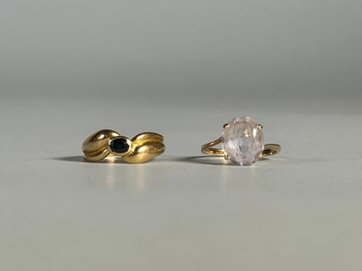 une image représentant deux bagues en or ornées d'une pierre rose