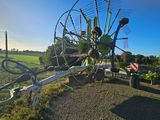 un homme qui se tient à côté d'un vélo et d'un moulin à vent
