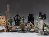tout un tas d'œuvres d'art différentes posées sur la table