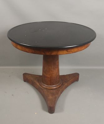 une image représentant une petite table au plateau noir sur fond blanc