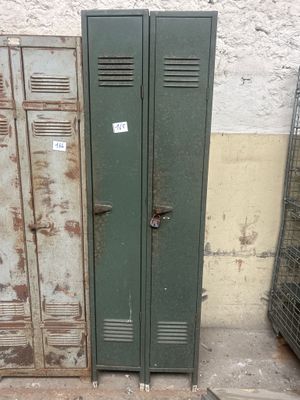 deux casiers verts placés l'un à côté de l'autre dans une pièce