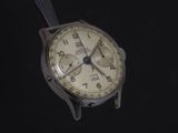 gros plan d'une montre sur fond noir
