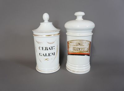 deux récipients en céramique blanche, munis d'étiquettes, posés sur une table