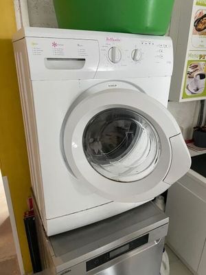une machine à laver et un sèche-linge empilés l'un sur l'autre dans une cuisine