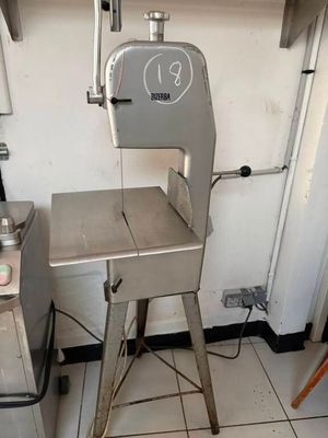 une chaise en métal qui se trouve dans une cuisine, à côté d'une cuisinière