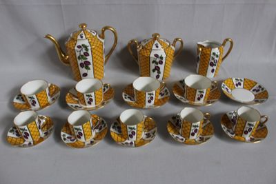 une image représentant un ensemble de tasses à café et de soucoupes posées sur une table
