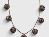 gros plan d'un collier sur une surface blanche