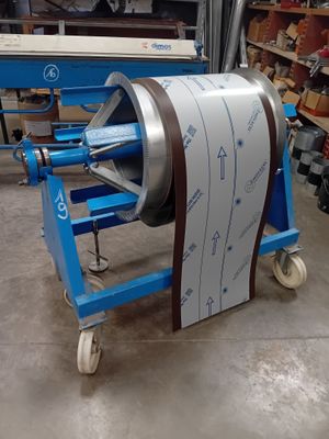 une machine posée sur un chariot dans un entrepôt
