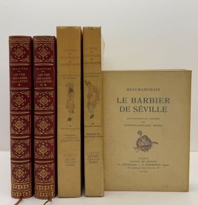 trois livres posés sur une table blanche, l'un à côté de l'autre