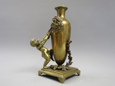Vase balustre en bronze, décor d'un putto, d'une figure grot…