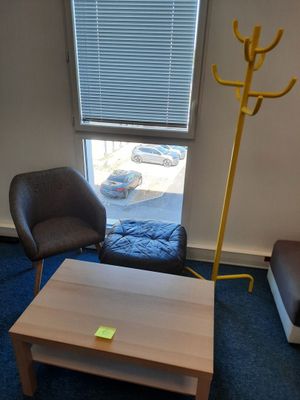 deux chaises et une table dans une pièce dotée d'une fenêtre