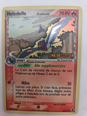 gros plan d'une carte pokemon sur une surface blanche