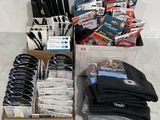 une boîte remplie de chaussettes et d'autres objets posée par terre