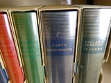 plusieurs livres sont empilés sur une étagère