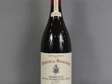 une bouteille de vin posée sur une table