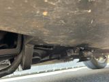 un gros plan sur le pot d'échappement d'une voiture