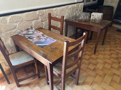 une table et des chaises dans une pièce aux murs en briques