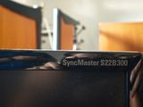 un ordinateur portable posé sur un bureau en bois