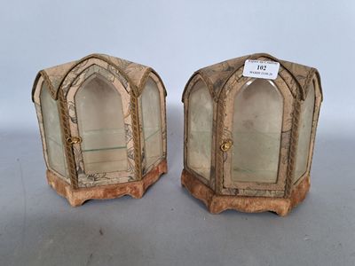 paire de vitrines anciennes en bois sculpté et verre