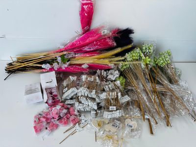 de nombreux types de fleurs et de décorations sur la table