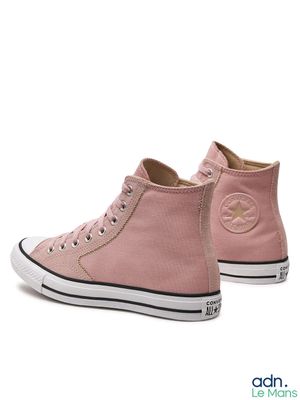 une paire de baskets montantes roses sur fond blanc