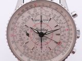 gros plan d'une montre sur fond blanc