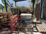 un barbecue installé sur une terrasse, près d'une clôture