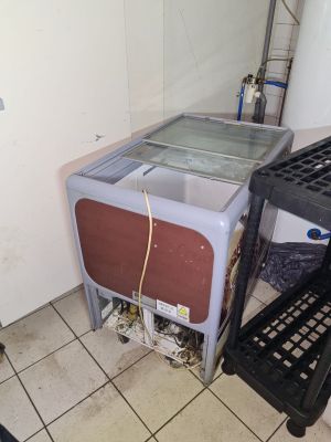 une photo d'une cuisine avec un réfrigérateur et une cuisinière