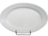 une assiette blanche posée sur un support, sur un fond blanc