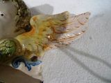 une figurine représentant un ange assis sur une table