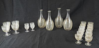 Plusieurs vases et verres en verre sont alignés sur un fond noir
