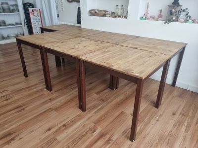 une table en bois avec deux chaises au milieu de la pièce
