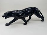 une image représentant une statue de panthère noire sur fond blanc